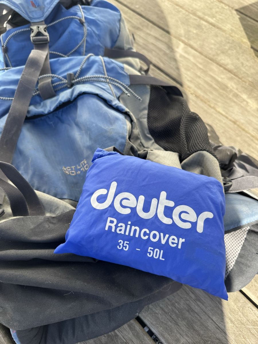 Deuter Zaini: Back Packing Rucksack von Deuter, inklusive Regenhülle – Usato da Herrliberg venduto da rot_7qly 1
