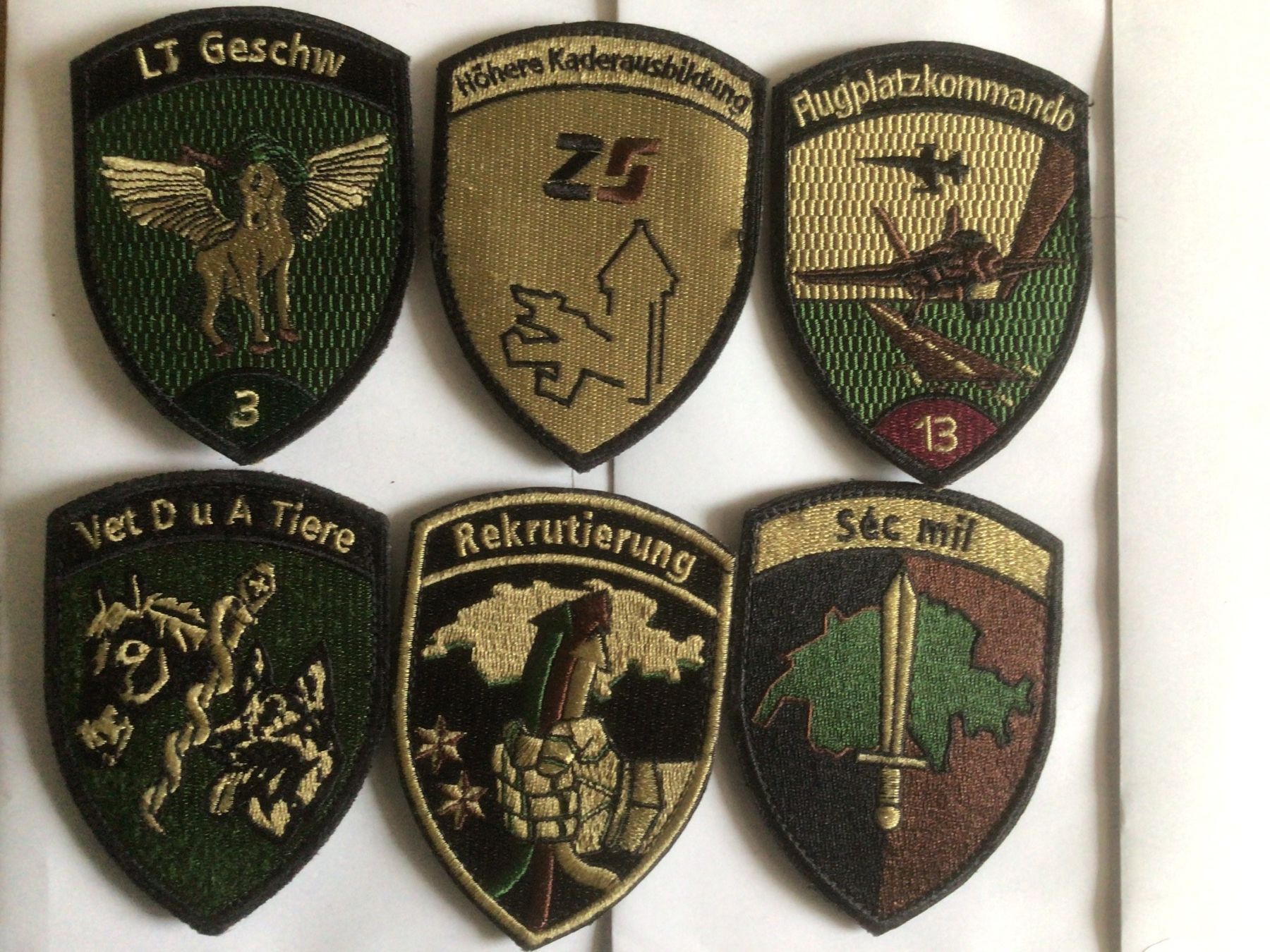 Schweizer Armee Placchette & Badge: ABZEICHEN CH.ARMEE 6STK. BADGE – Usato da Interlaken venduto da wie_o-nid25