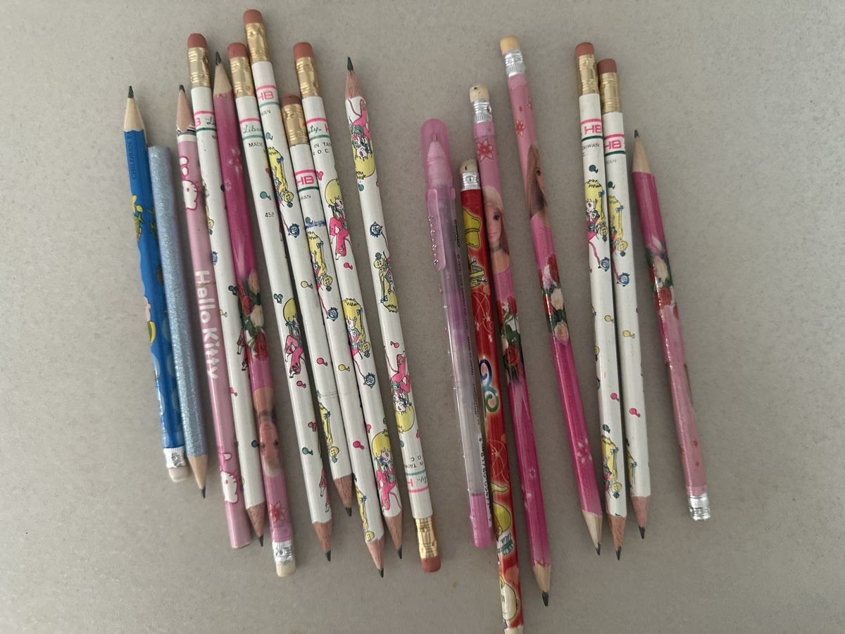 Matite, matite colorate & gessi: Lot de crayon de papier dont Barbie et Hello Kitty – Usato da Montreux venduto da canori