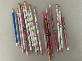 Lot de crayon de papier dont Barbie et Hello Kitty