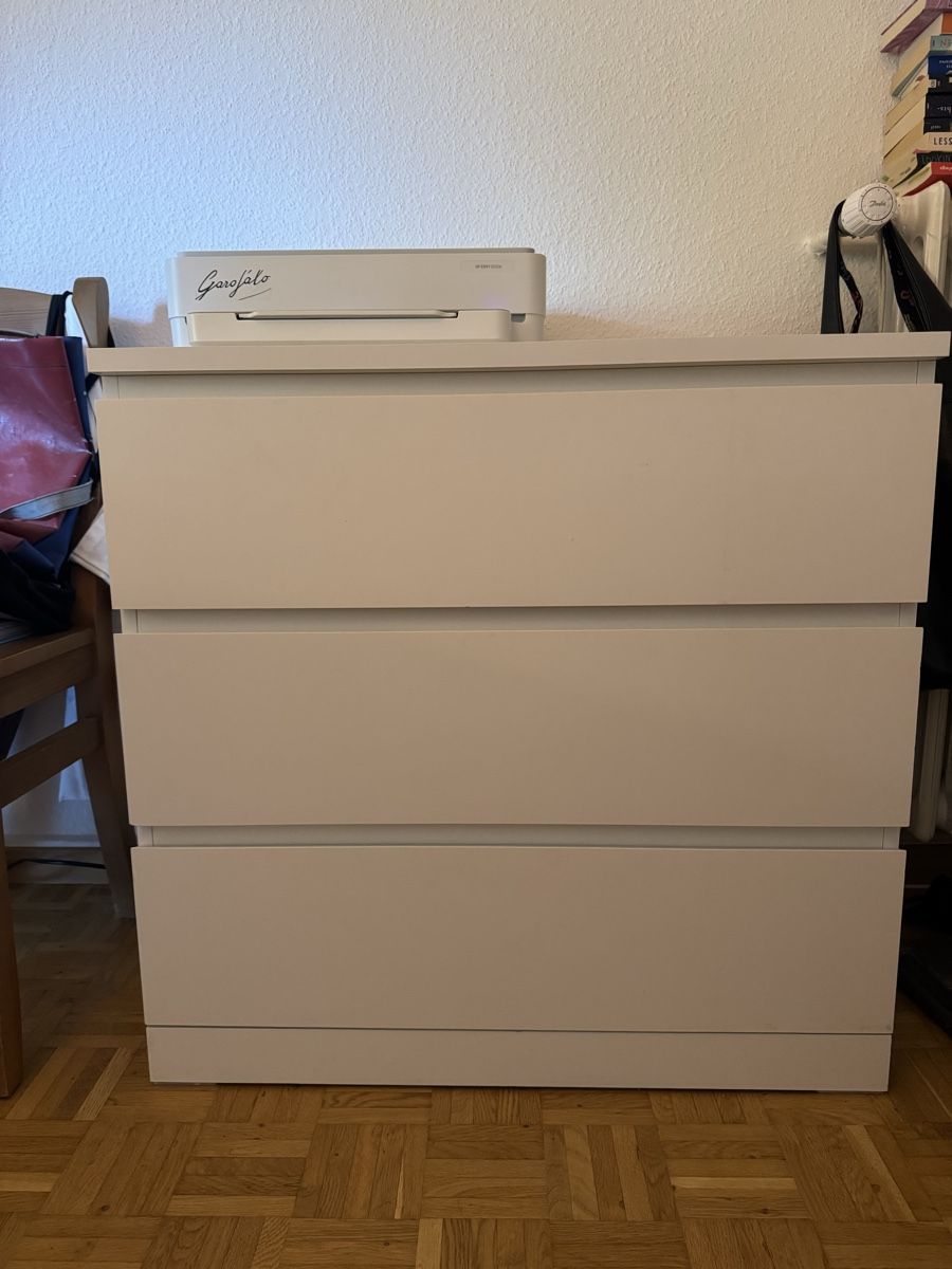 Ikea Commodes: Malm Kommode in weiss mit 3 geräumigen Schubladen – D'occasion à Zürich par bertagutowski24