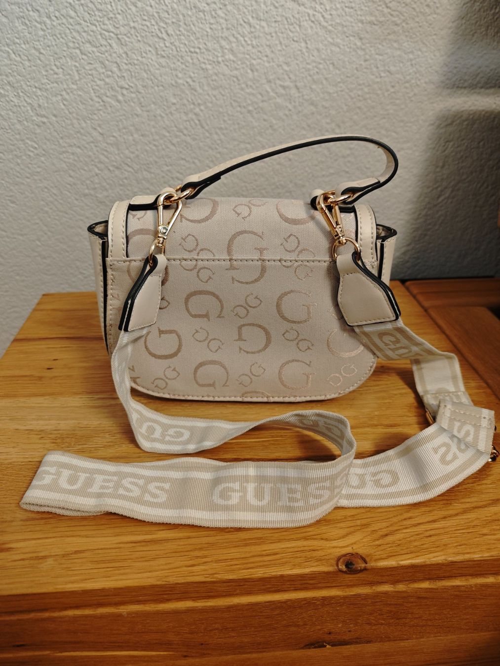 Guess Taschen für Damen: Guess Handtasche in Beige 💕 – Gebraucht aus Gunzgen von 0Aurin0 1