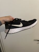 Nike Revolution Laufschuhe schwarz Grösse 40 gebraucht