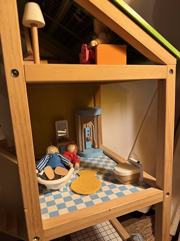 Maisons & Meubles de poupées: Hape Puppenhaus möbliert  – D'occasion à Zürich par gerdahomeoffice 3
