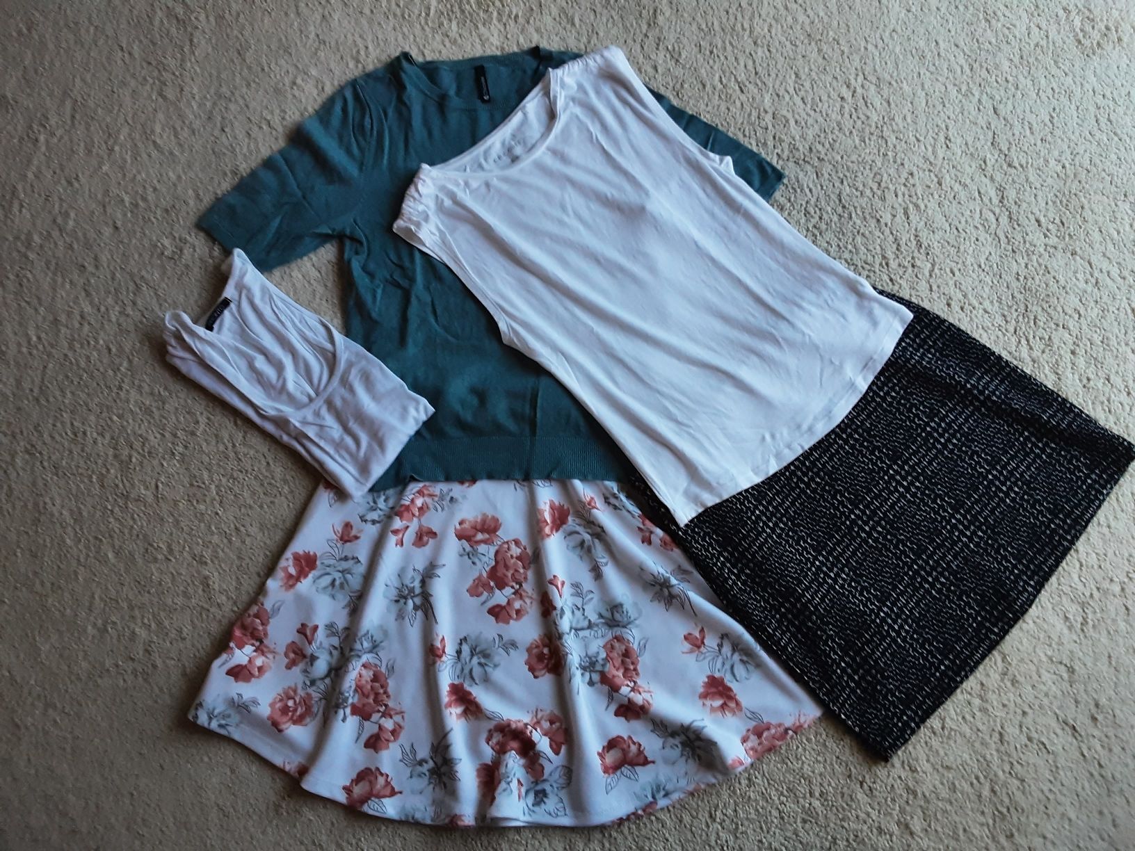 Lots de vêtements: Sommer Paket: 4 Damenkleider Gr. S – D'occasion à Altdorf UR par Brandli