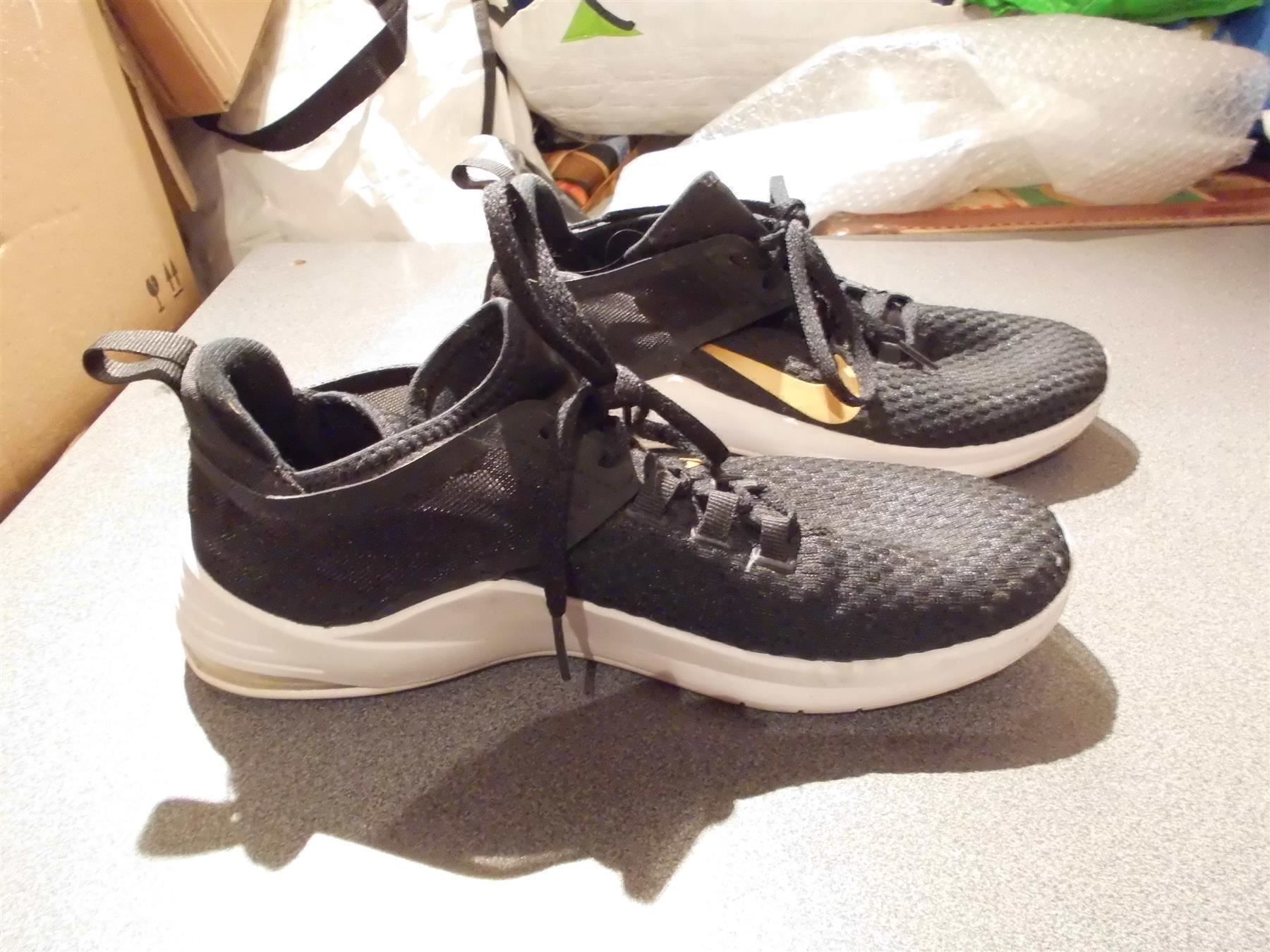 Nike Scarpe da donna: Turnschuh Grösse 40, Nike Air, schwarz – Usato da Zürich venduto da Motzkuh 1