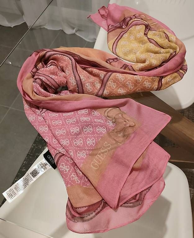 Foulards & écharpes: Foulard écharpe Guess - envoi colis gratuit – D'occasion à Renens VD par lptvs_22