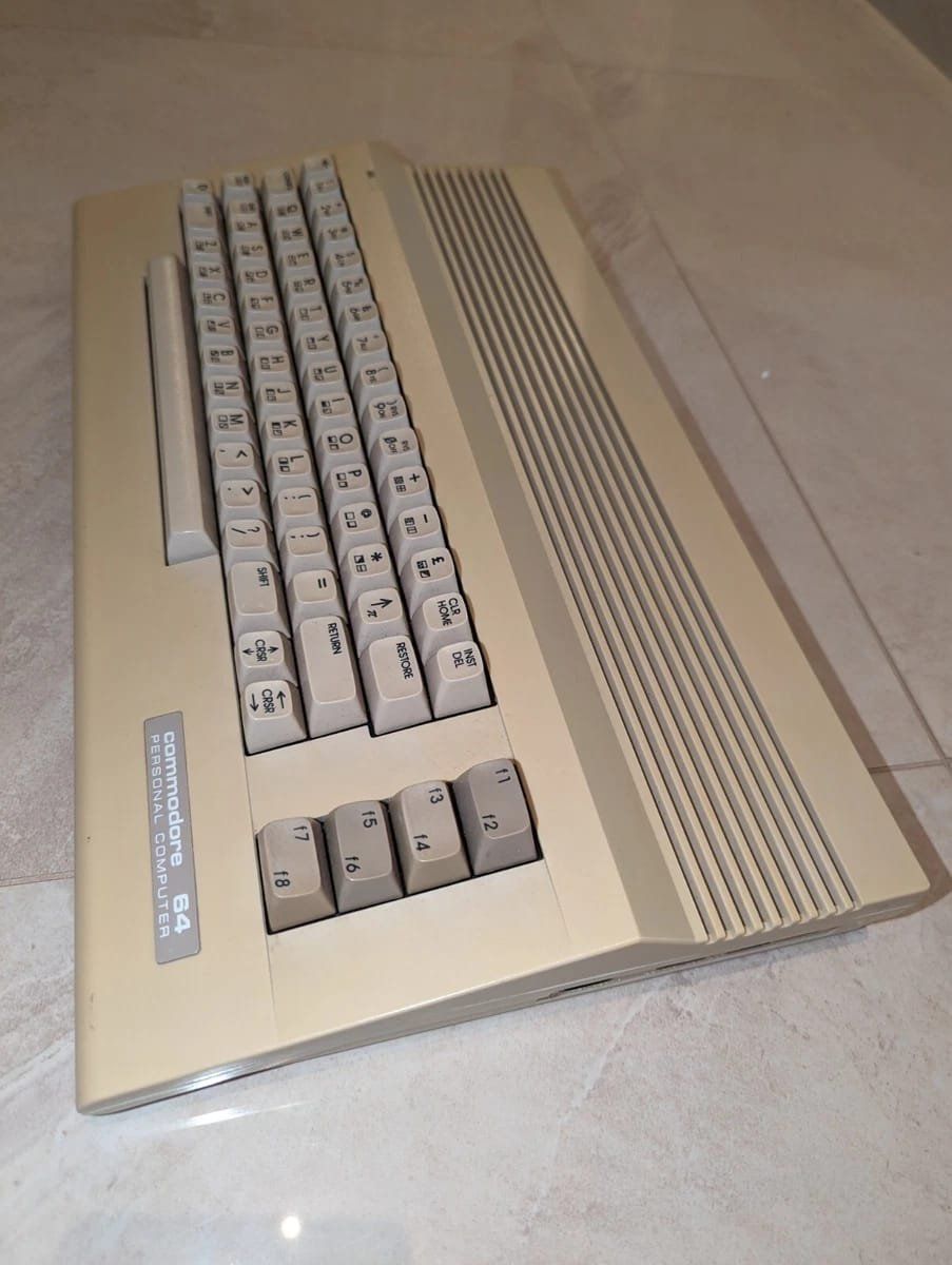 Commodore PCs: Commodore 64 (C64E Shortboard), Komplett Set – D'occasion à Zürich par Elena_N 3