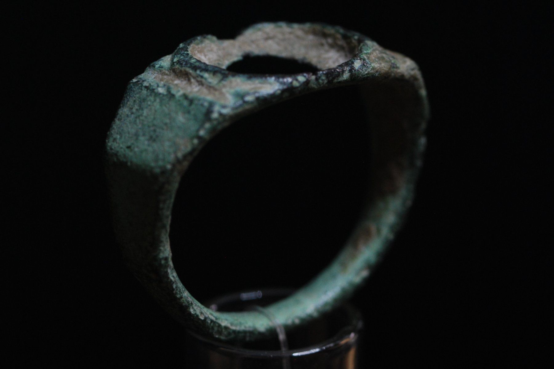 Anelli: Antiker römischer Bronze-Fingerring mit Steinfassung – Usato da Winterthur venduto da MountOlympus 5