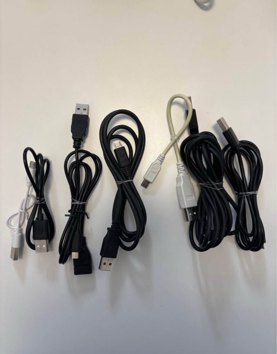 Cavi: Différents câbles, chargeurs, ipod, prise jack, 5.- la pièce – Usato da La Chaux-de-Fonds venduto da DANIELA19961996