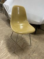 Stuhl vintage Eames Fiberglass, Fuß HBase, gelb