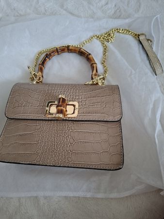 Sac à main en cuir beige avec imprimé croco et bambou