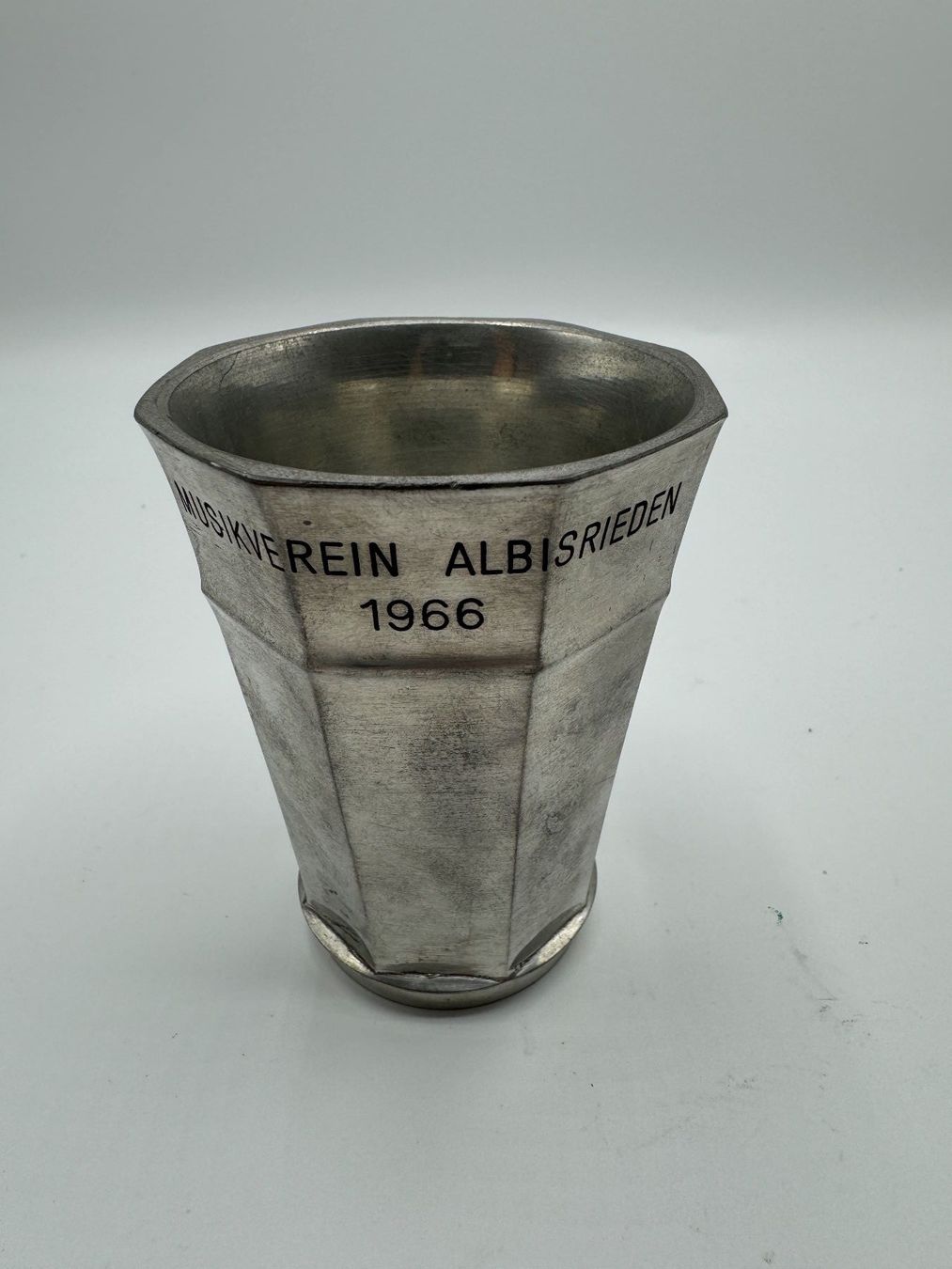 Tassen: Becher – Gebraucht aus Sachseln von BONATI01