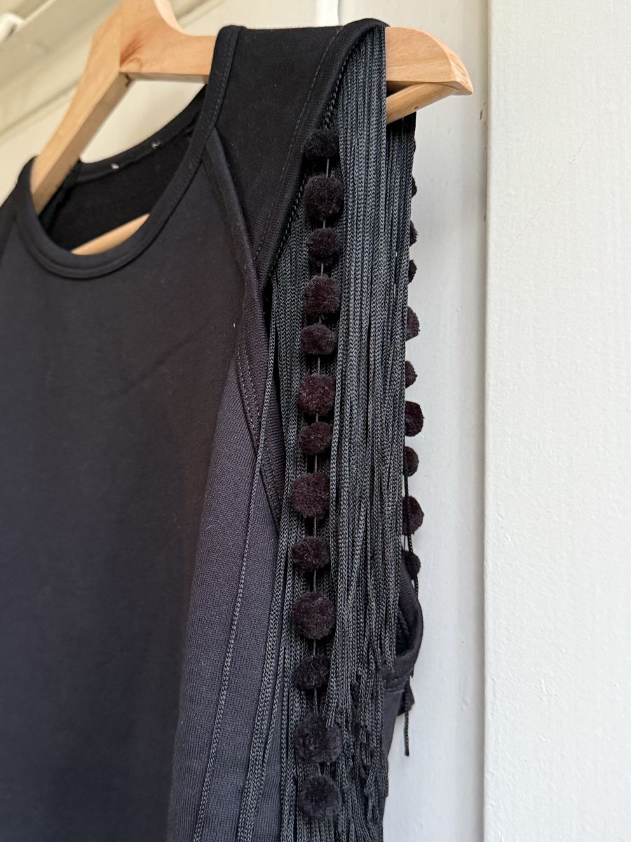 Maglioni & Felpe: Schwarzer Sweatpullover mit verspielten Fransen und Pompons – Usato da Basel venduto da zukk_ 1