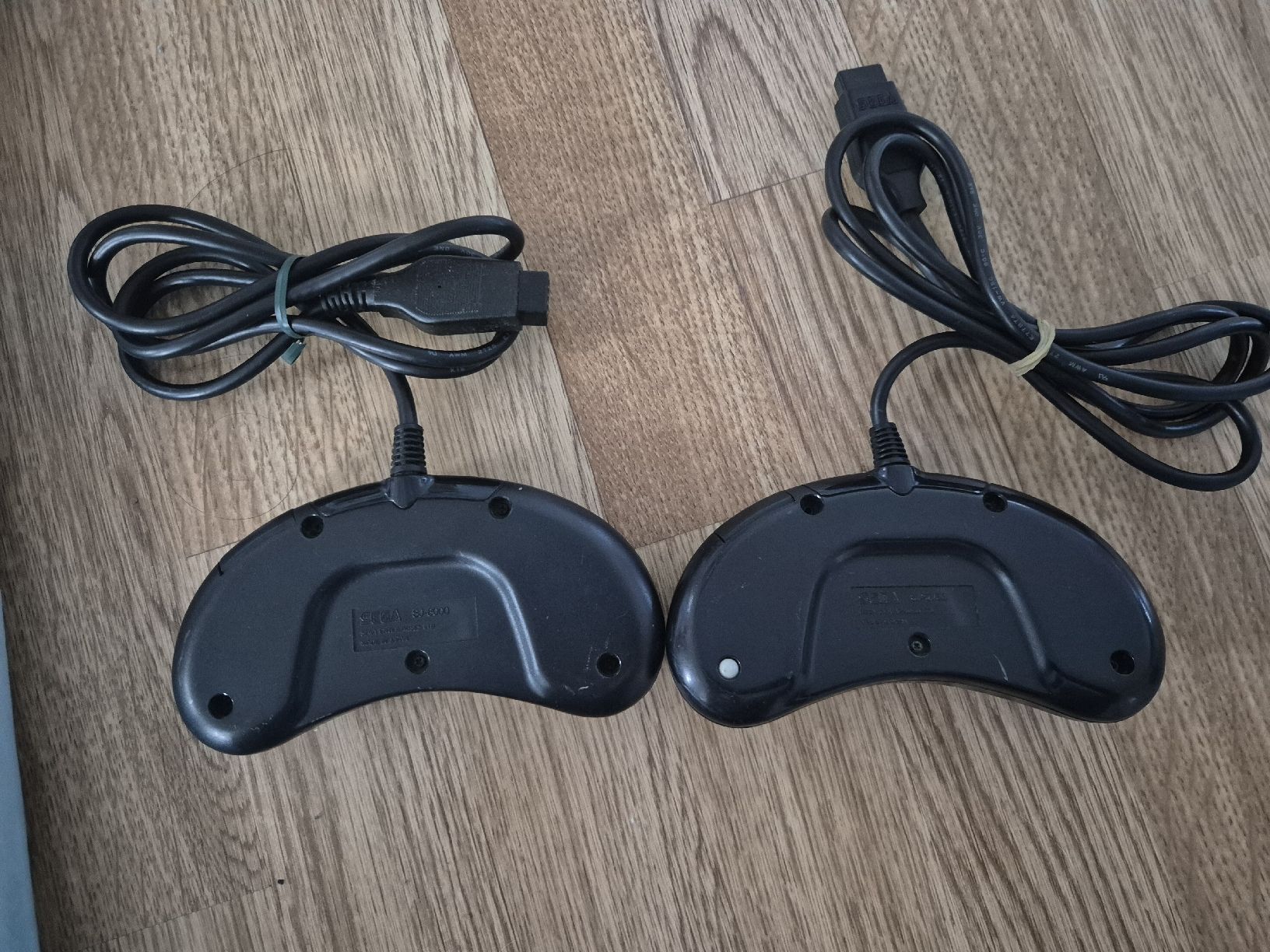 Manettes: 2x Sega Mega Drive Controller 6 Button gebrauchter Zustand – D'occasion à Gümligen par kurt2591989 1