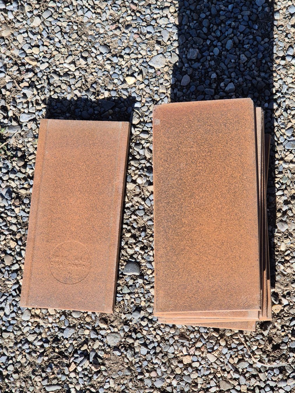 Revêtements de sol: 9 alte rotbraune Steinzeugplatten – D'occasion à Auenstein par Y.C.