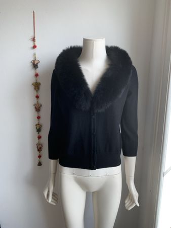 MILLY, N.Y.-Strickjacke mit Fuchspelz-Kragen und Etikette, S