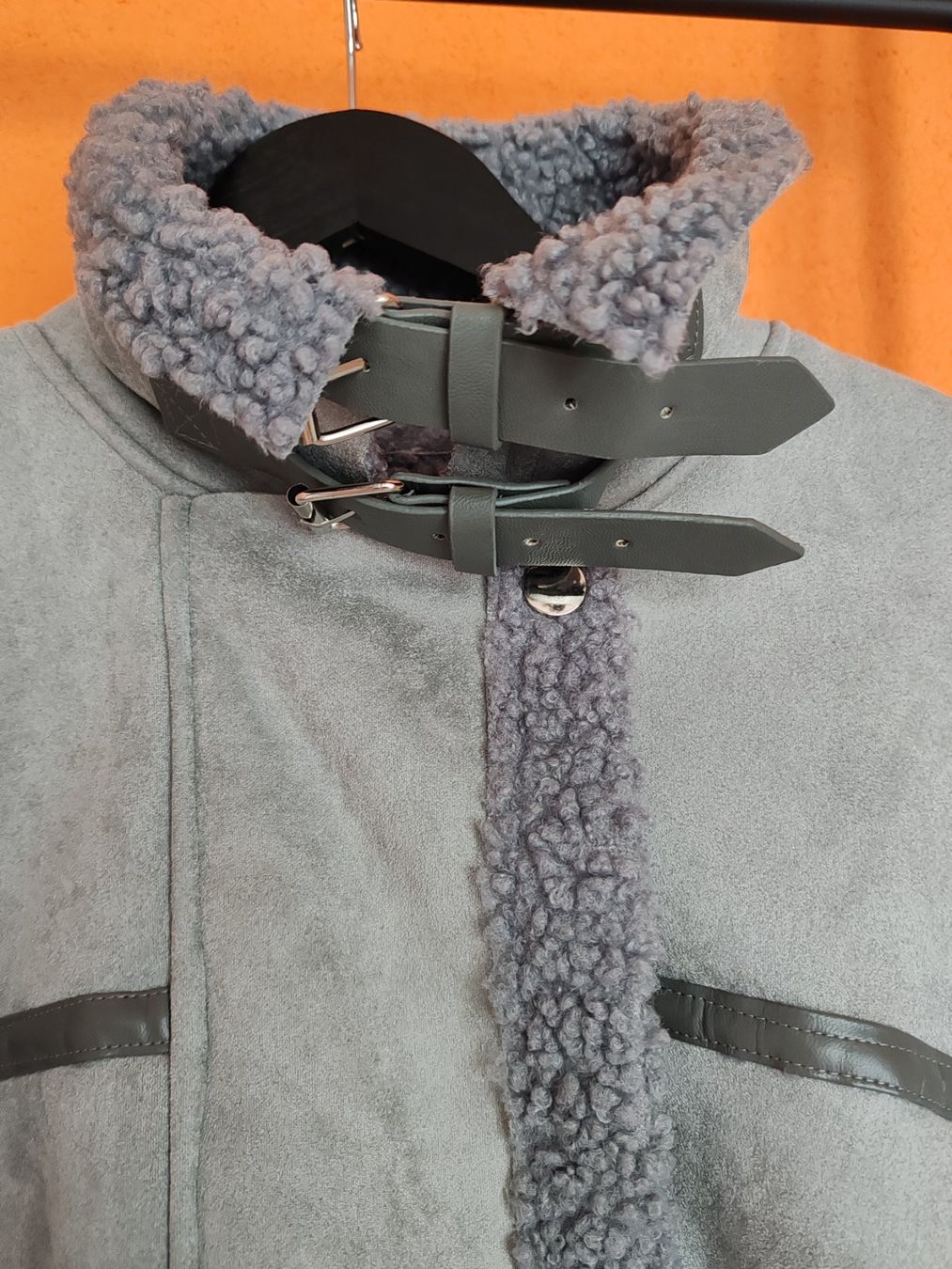 Giacche: Neue, graue Kunstleder-Jacke – Nuovo (secondo la descrizione) da Egnach venduto da bgdo26 1