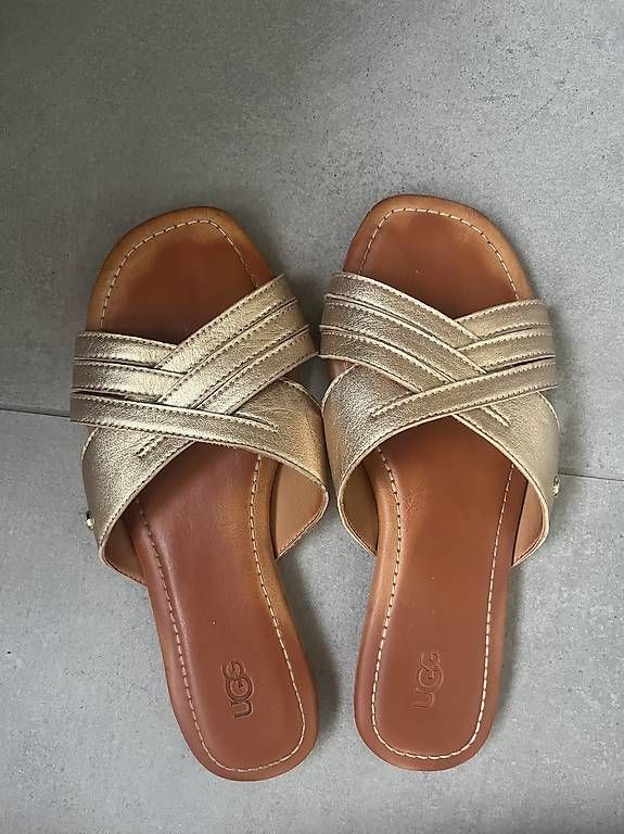 Chaussures femmes: Ugg Sandalen Gr. 39 – D'occasion à Trimbach par glatsch01