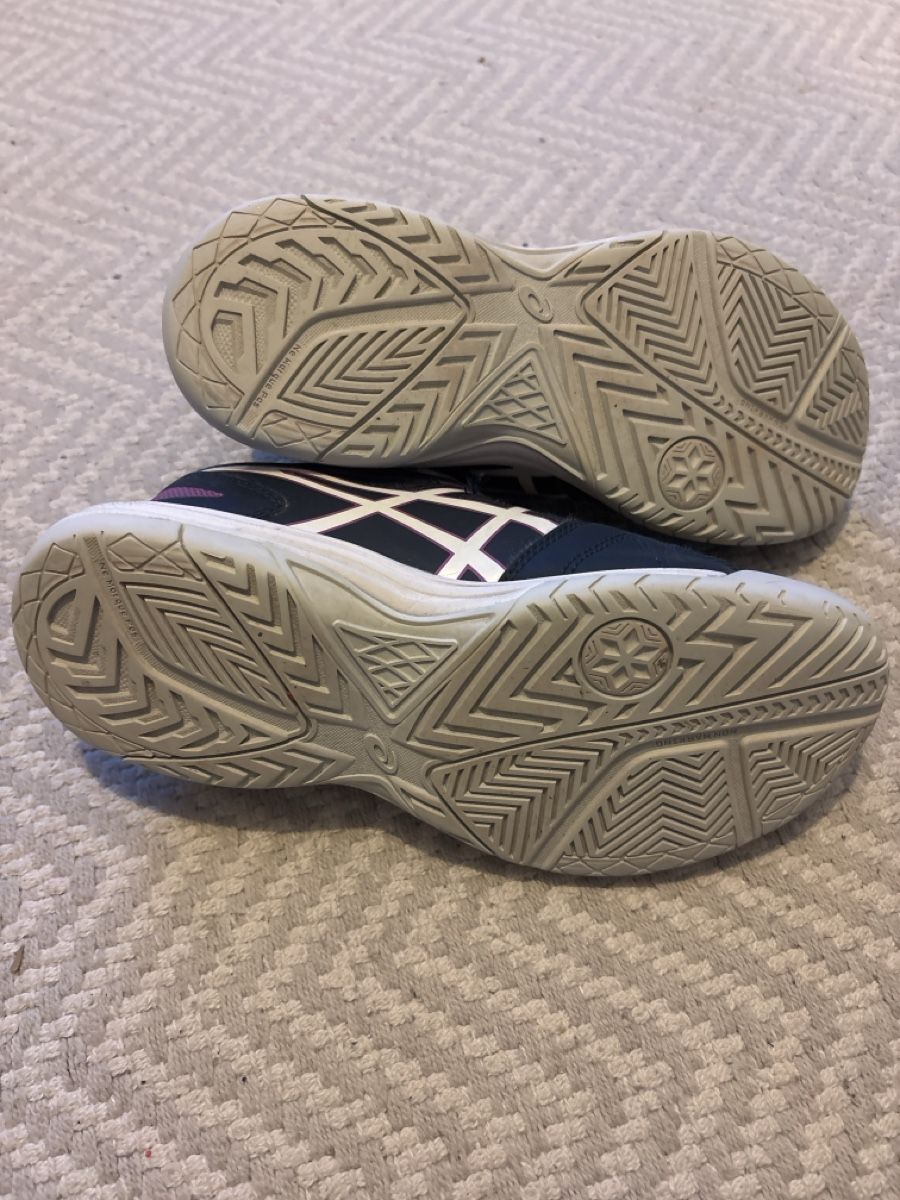 Asics Schuhe für Mädchen: Asics Hallenschuhe 35.5 – Gebraucht aus Zürich von K.St. 3