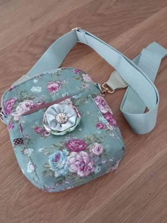 Handtasche Blumenmuster mit Umhängegurt neuwertig