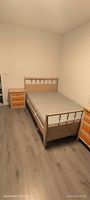 Kinderzimmer mit Schrank, Pult, Bett, Nachttisch in Orange