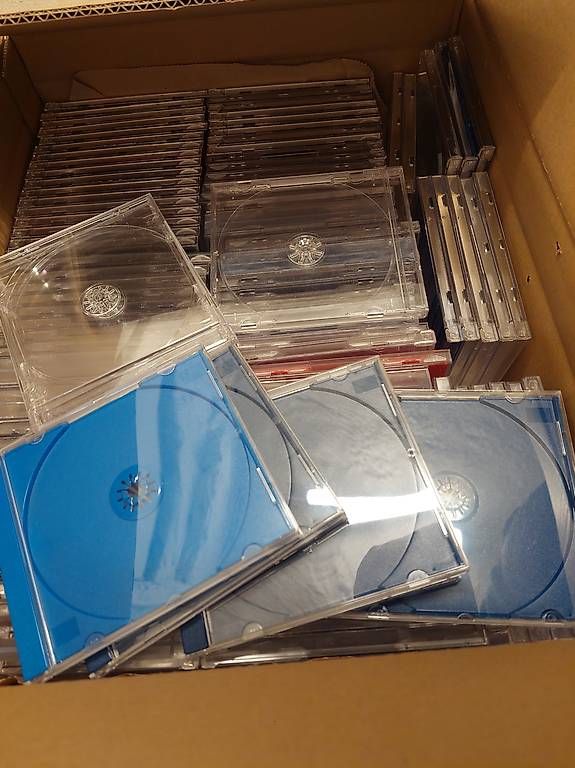 CD: Gratis leere CD Hüllen abzugeben – Usato da Muttenz venduto da Isi844