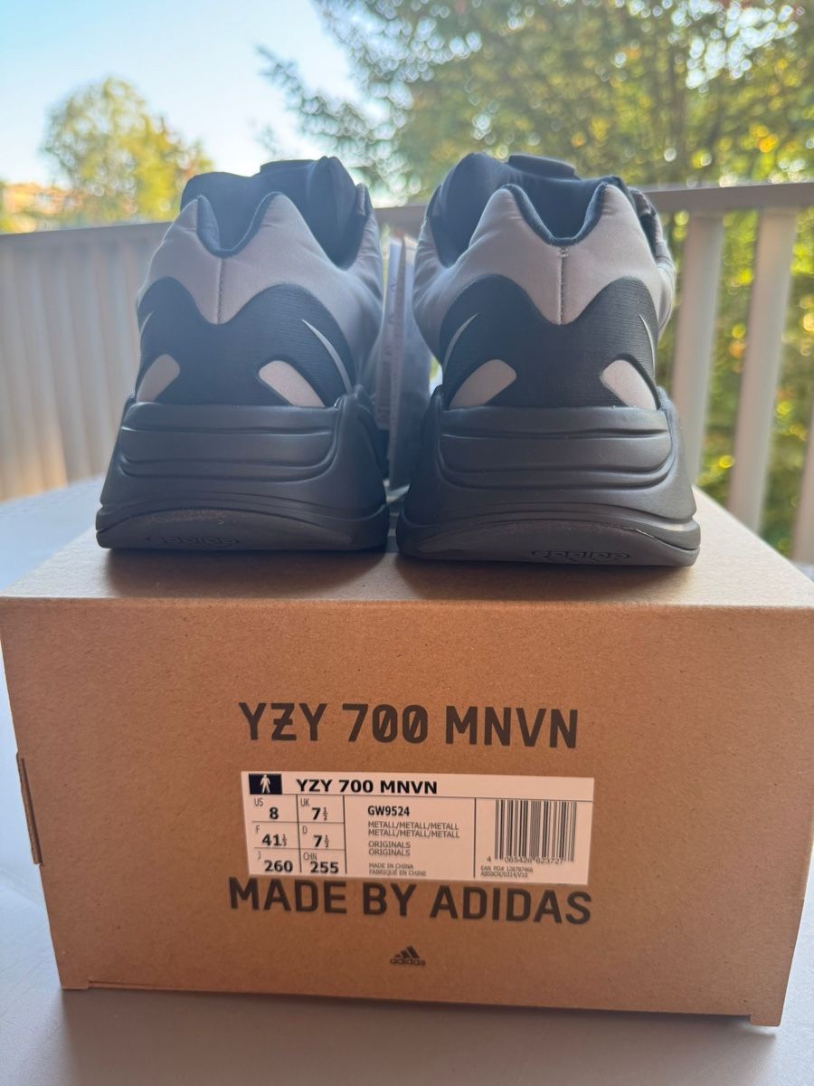 Adidas Scarpe da uomo: Yeezy 700 MNVN Metallic - New – Nuovo e nell'imballaggio originale da Luzern venduto da gil_9mdl 3