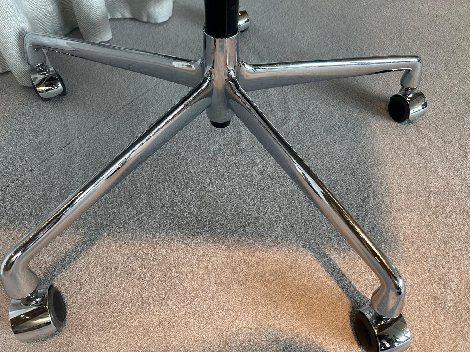 Vitra Stühle: Original Vitra Eames Aluminium Chair EA119 | Leder Hellgrau – Gebraucht aus Zürich von rec_w9tp 4