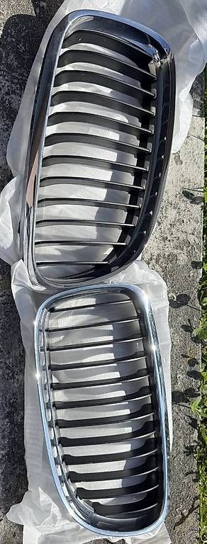 Tutti pezzi di ricambio auto: Frontgrill Bmw E90 – Usato da Heerbrugg venduto da lamm