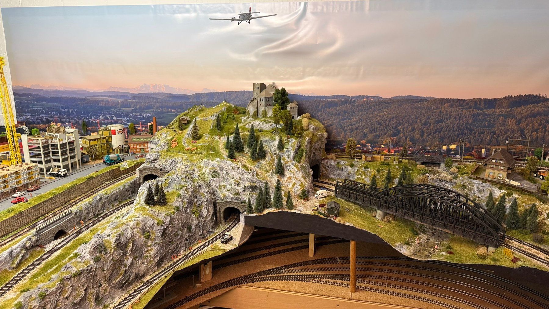 Modellini di ferrovie: Grosse Anlage mit Rollmaterial komplett, Landschaft, digital – Usato da Fehraltorf venduto da snoopydoopy