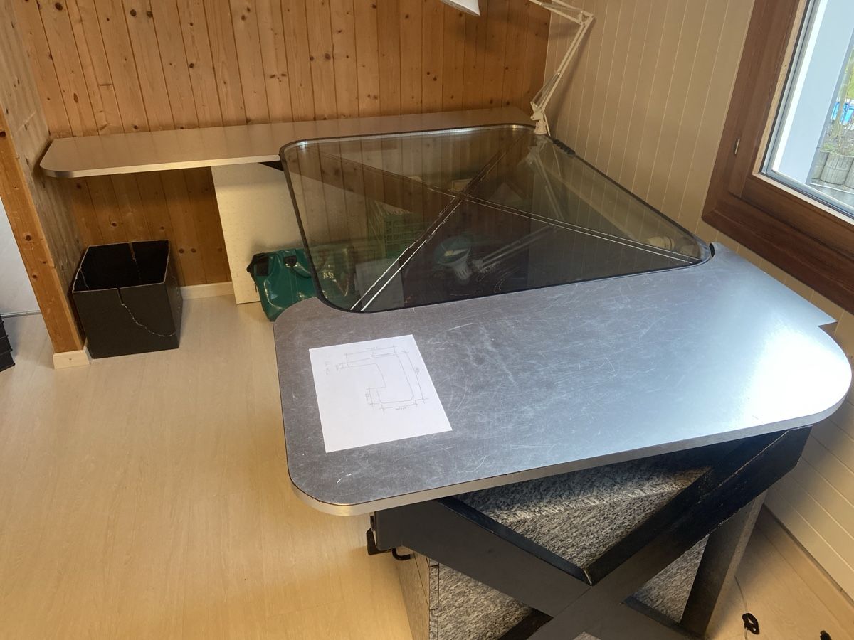 Scrivanie: Bürotisch mit SBB Zug Scheibe Unikat – Usato da Buchs SG venduto da JBetschart