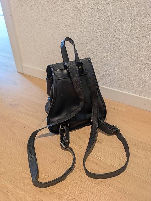 Zaini: Rucksack leder schwarz – Usato da Neftenbach venduto da Nadine069 3
