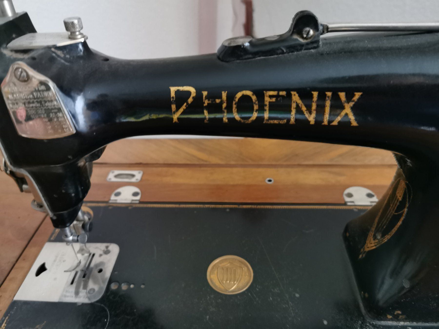 Macchine da cucire: Antike Nähmaschine mit Tisch – Usato da Oberwangen TG venduto da Oshiraz 1