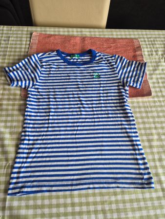 Schönes Benetton T-Shirt, gestreift, Gr. 134.
