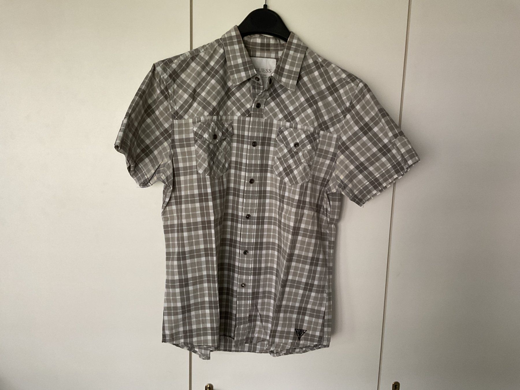Guess Camicie: Guess - Cooles Hemd kurzarm - Gr. L – Usato da Walchwil venduto da Budy7 1