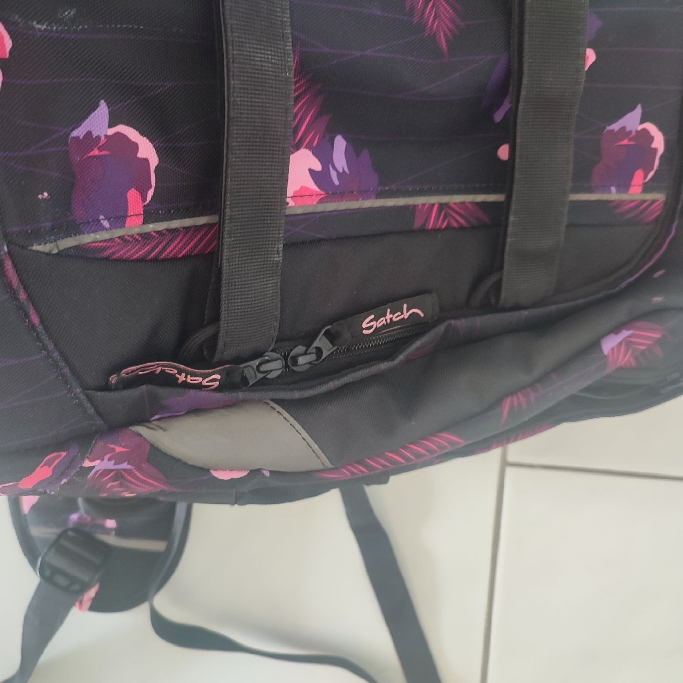Satch Kindertaschen: Satch Rucksack schwarz mit Blumenmuster  – Gebraucht aus Unterägeri von Kudu25 2