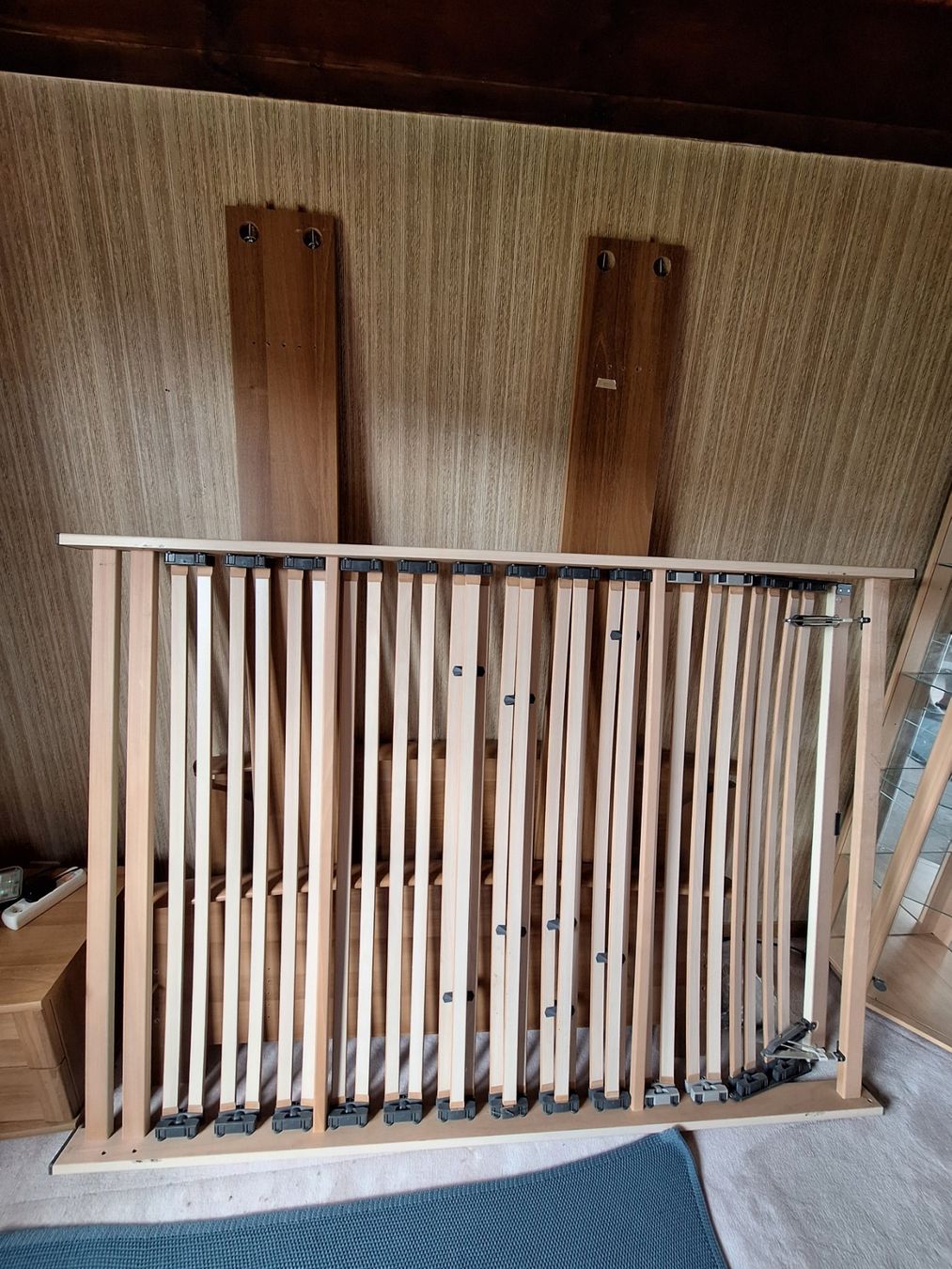 Lits: Sommier et Cadre de lit en bois 140x200 + table de nuit – D'occasion à Genolier par Antoine30 2