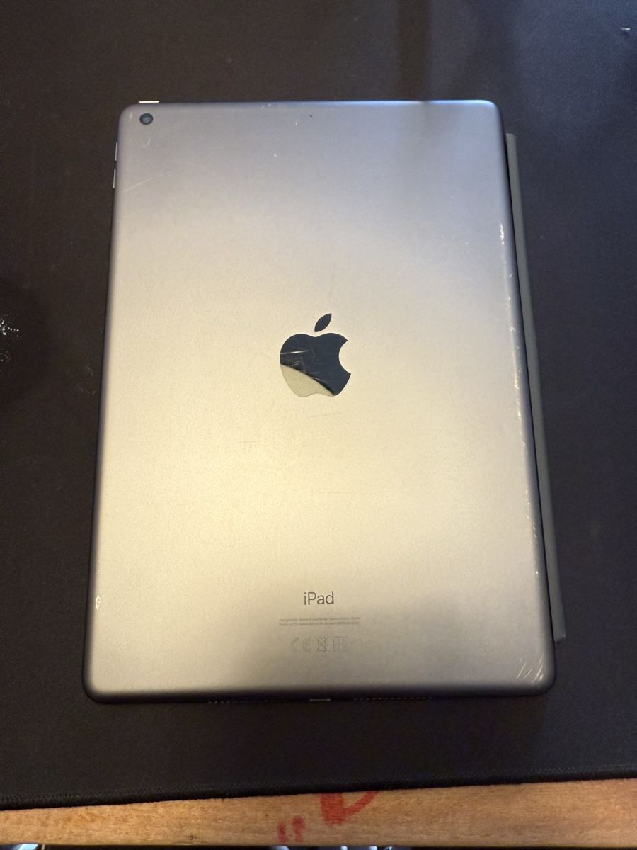 Apple Tablet PC: Apple iPad 8. Generation 32GB WiFi Space Grau + Cover – Gebraucht aus Oberneunforn von lwiesmann 3