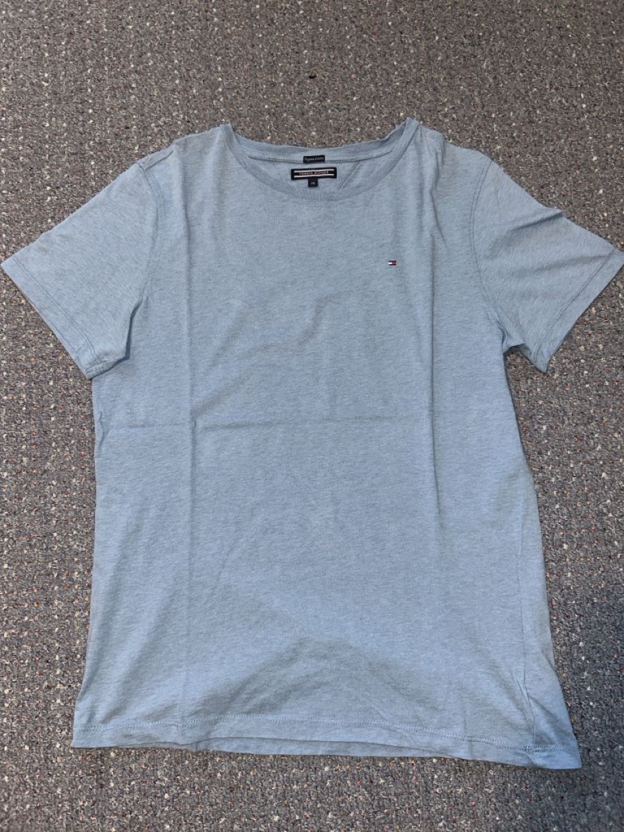 Tommy Hilfiger Camicie, T-shirt & Polo: T-Shirt – Nuovo (secondo la descrizione) da Oberwil (Dägerlen) venduto da Pascal17