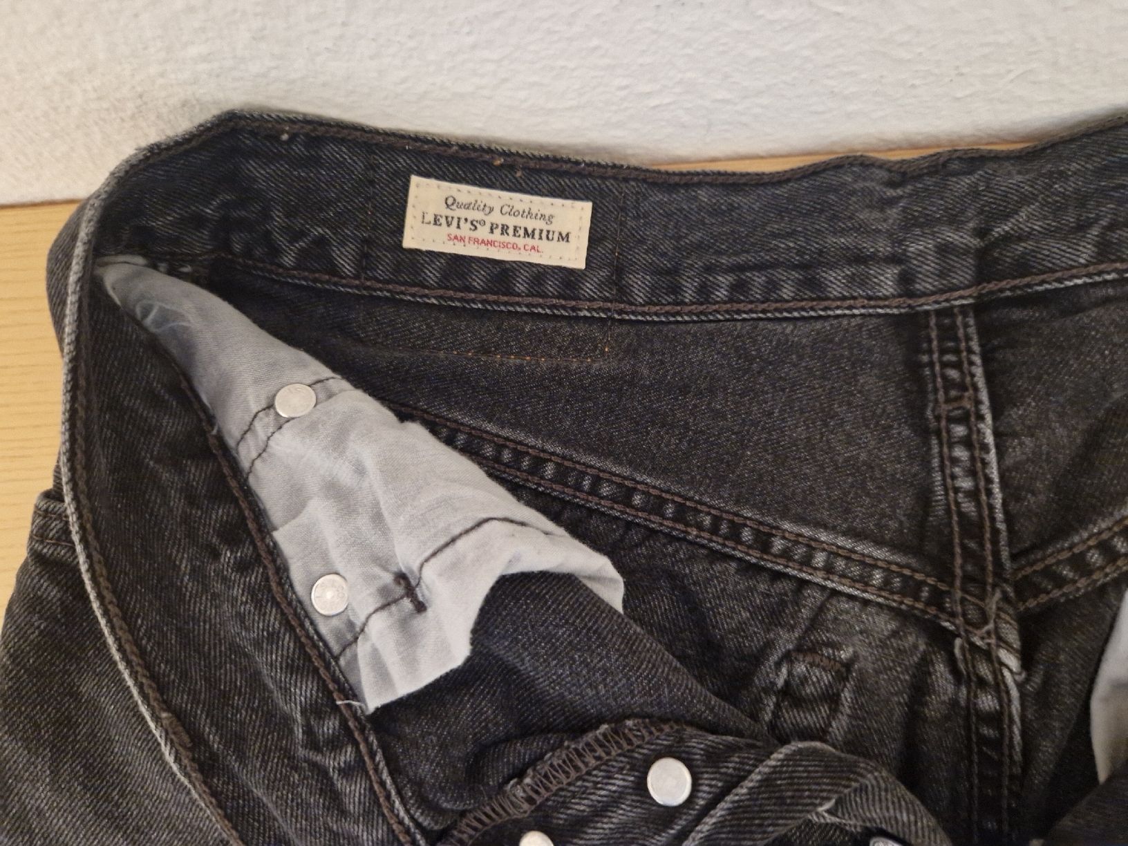 Levi's Jeans: Schwarze Levi's Jeansshorts mit Fransen – Usato da Zürich venduto da SunFlower_14 3