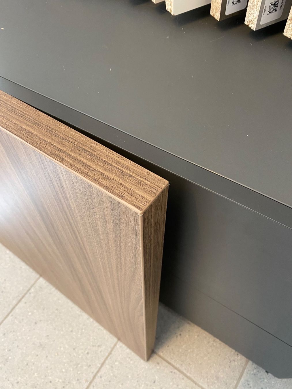 Piatti di portata: Tischplatte Optik Nussbaum 70 x 70 cm – Nuovo (secondo la descrizione) da Root venduto da Lavaline 1