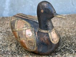Vintage hand made hölzerne Ente mit Kupfer und Messing