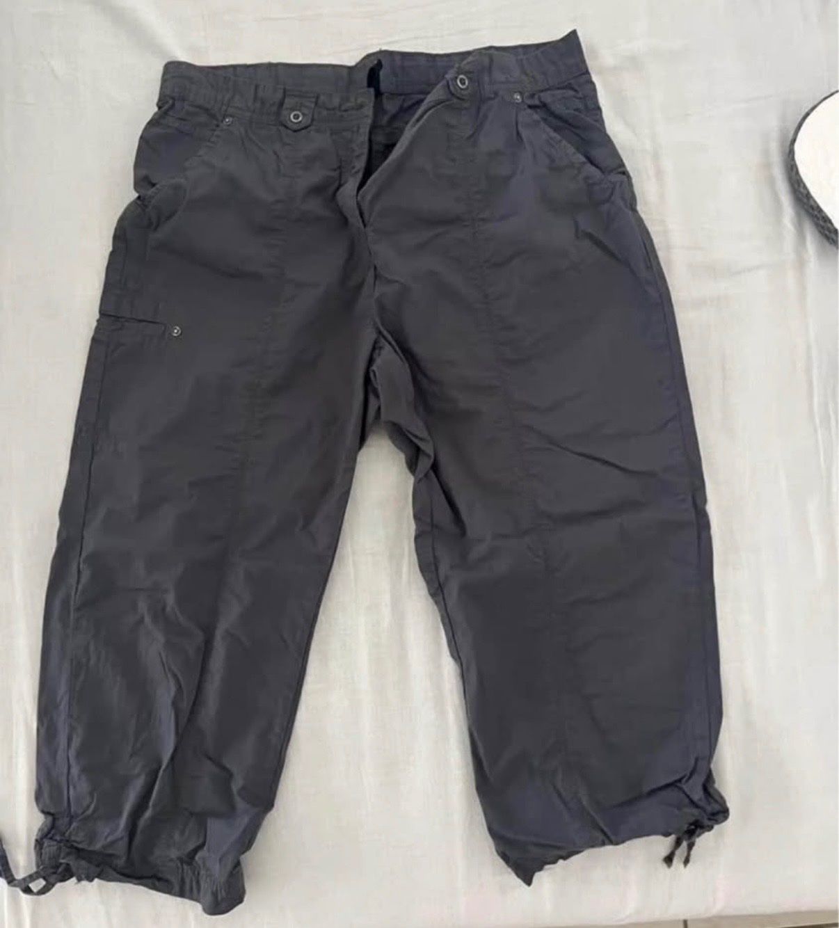 Pantalons: Pantaloni cargo grigi unisex – D'occasion à Payerne par Petite-vendeuse 1