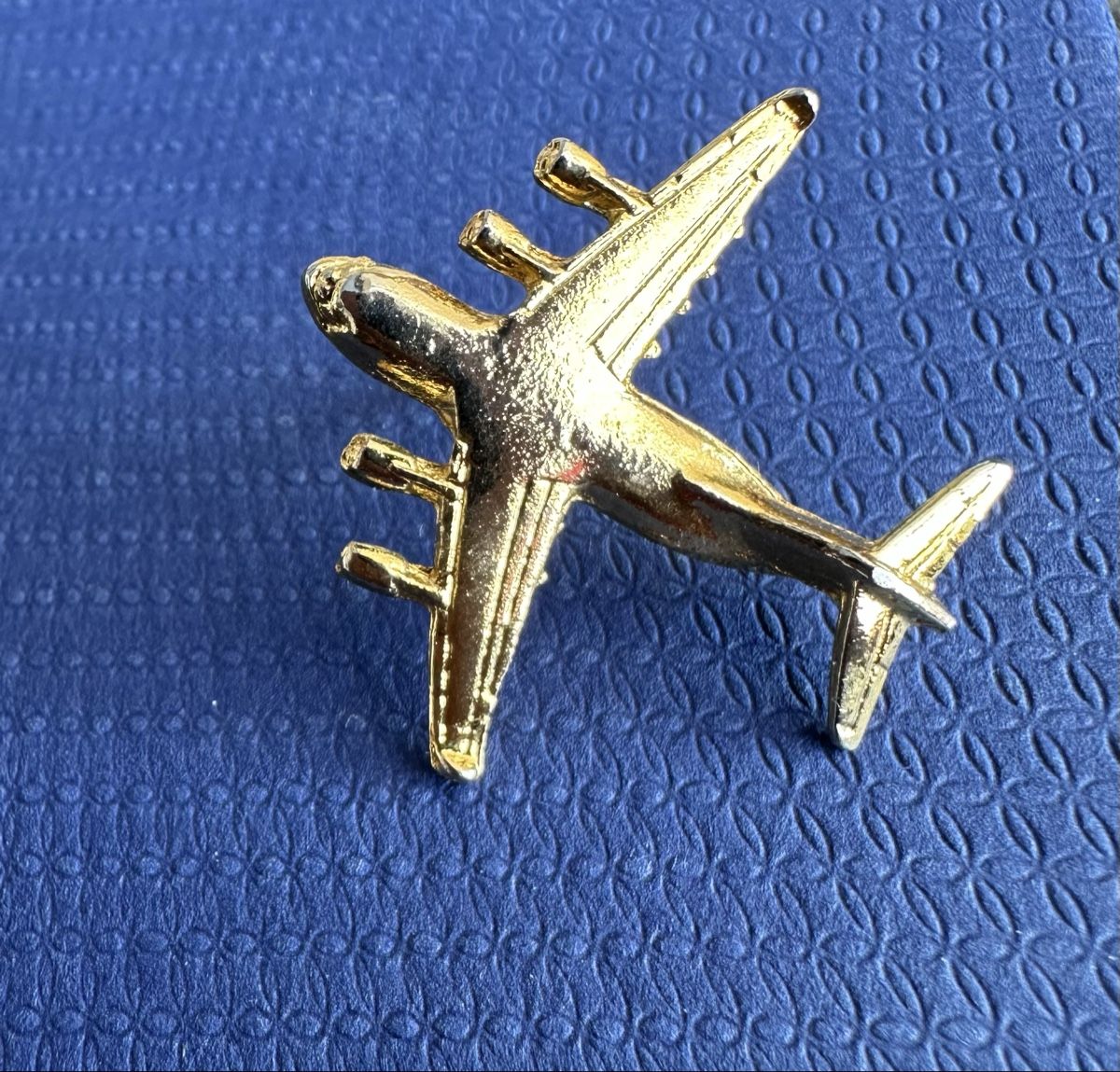 Broschen & Nadeln: Flugzeug Anstecknadel /Pin, Goldfarben – Gebraucht aus Münsingen von Innchen