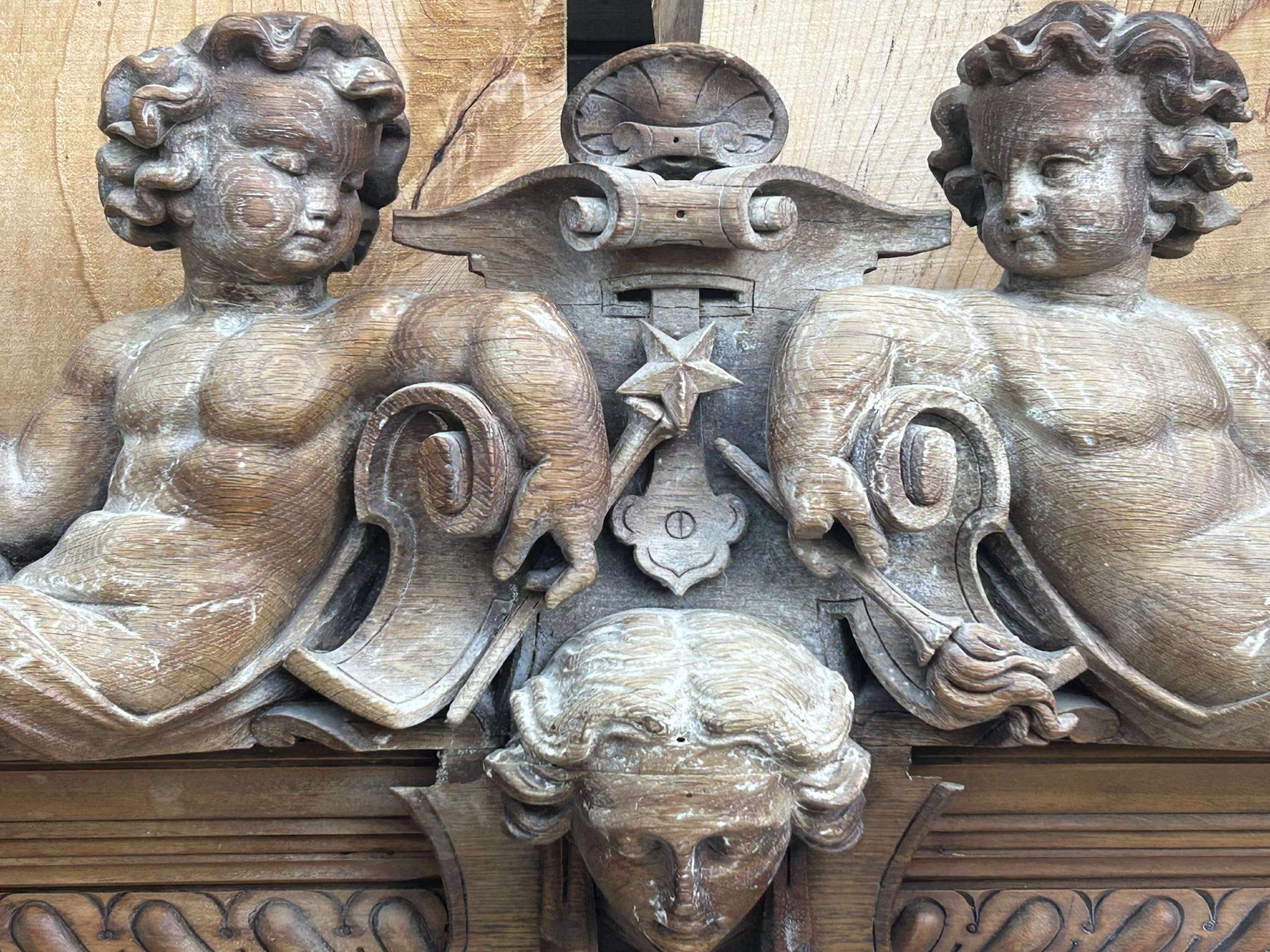 Specchi: Miroir Henri II avec anges – Usato da Chaumont venduto da Abigail1 2