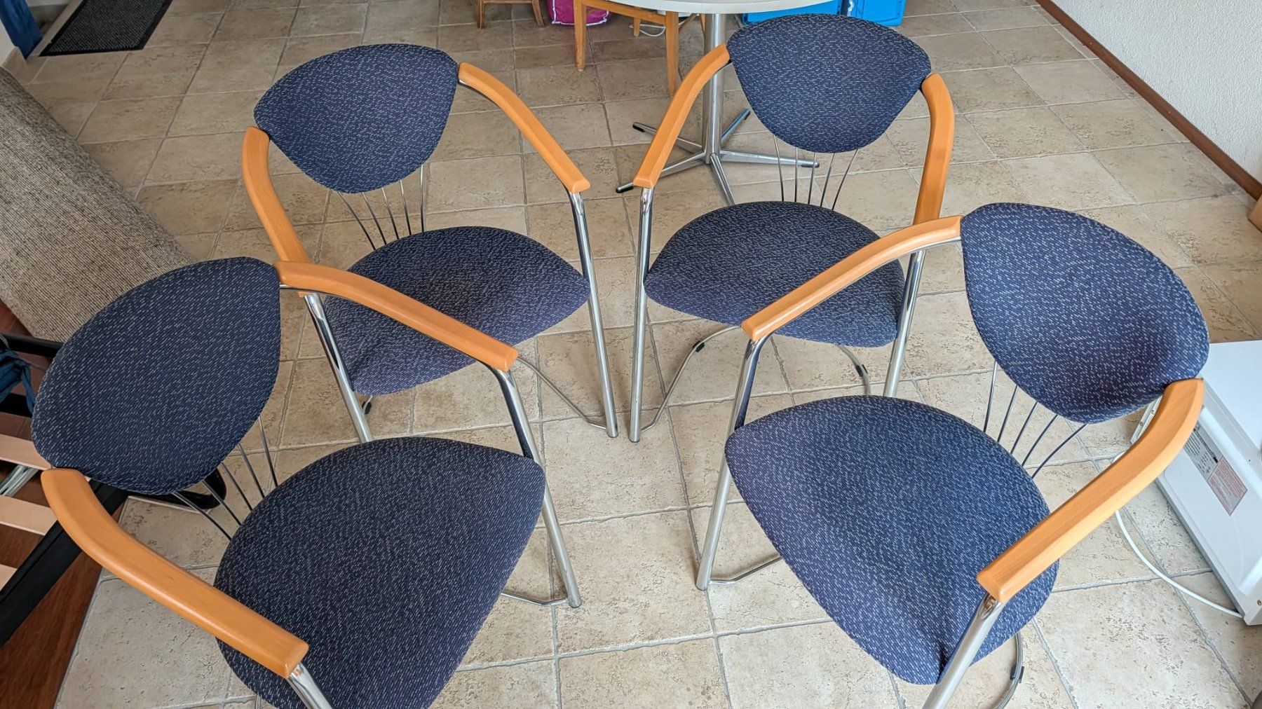 Chaises: Elegante Stühle 4 Stück – D'occasion à Gümligen par Arupam