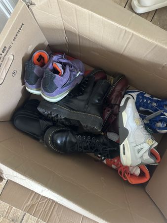 Box mit verschiedenen Nike Sneakers, Dc Martens 