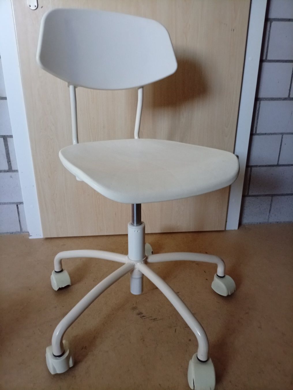 Ikea Stühle: Schreibtischstuhl weiss – Gebraucht aus Römerswil LU von posy13