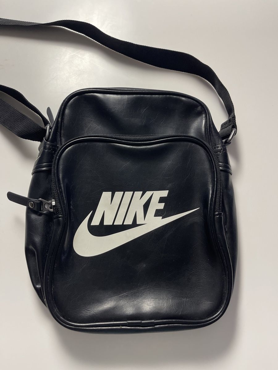 Nike Borse: Nike Handtasche schwarz Kunstleder – Usato da Neuenhof venduto da Tvr2 1